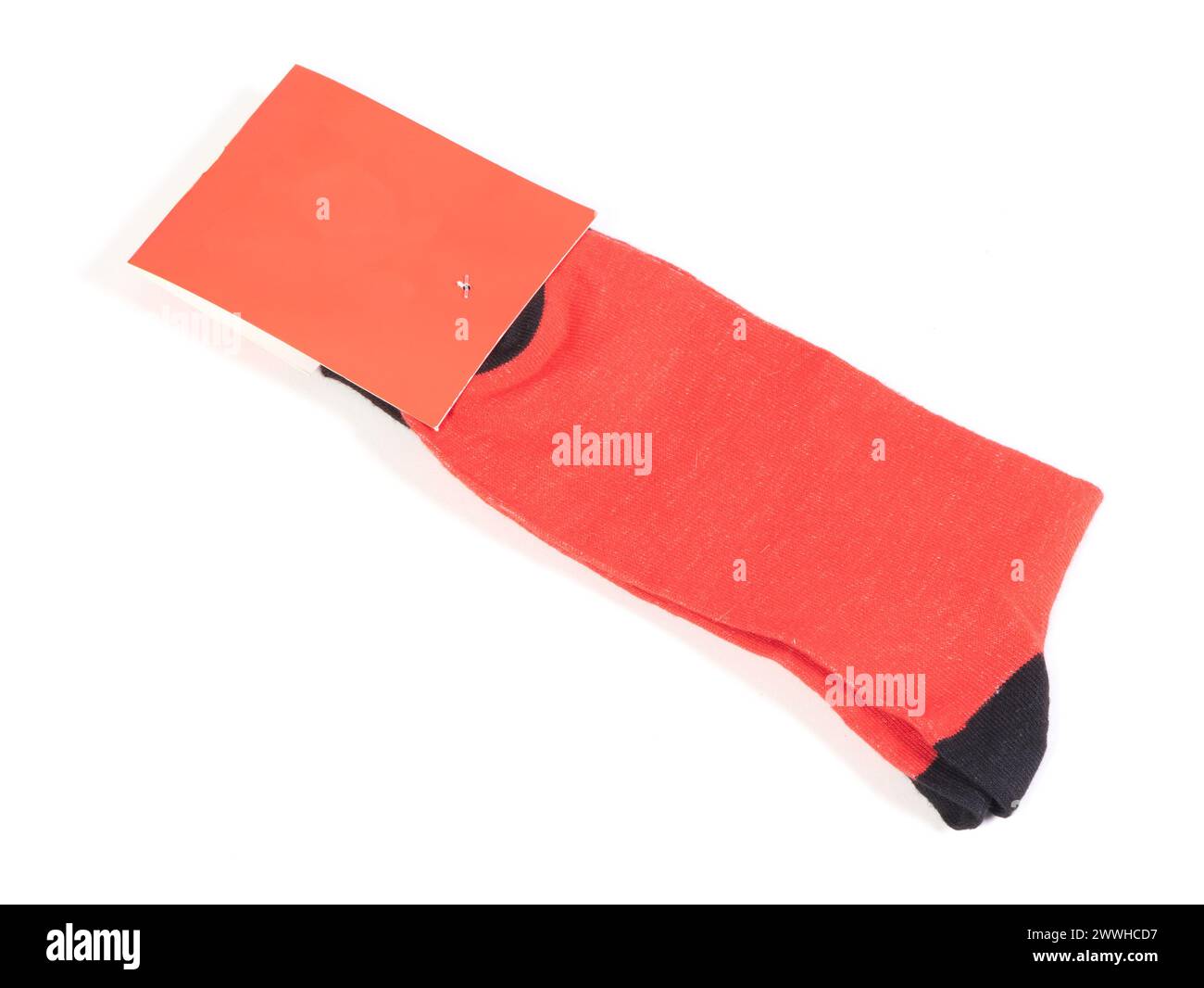 Paire de chaussettes neuves en coton rouge isolées sur fond blanc Banque D'Images