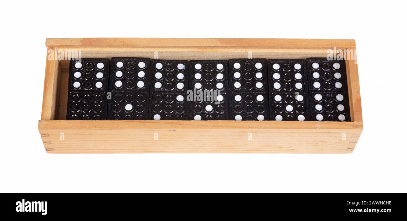 Boîte Domino en bois, isolée sur fond blanc Banque D'Images