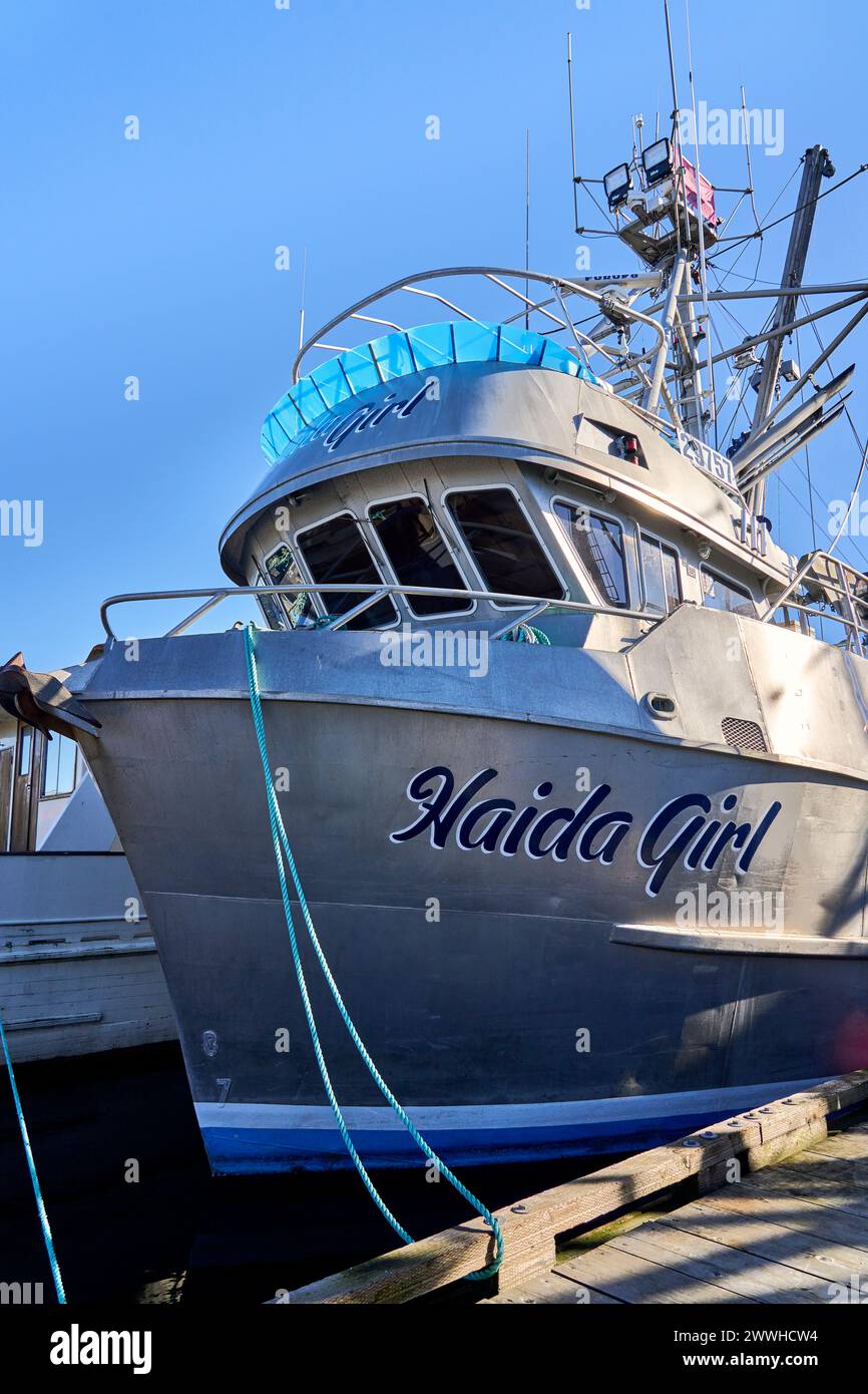 La proue argentée du Haida Girl, un grand bateau de pêche commerciale en aluminium amarré au quai de Campbell River. Banque D'Images