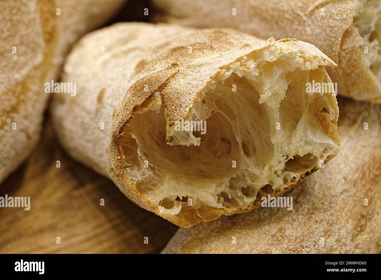 Morceaux de baguette, pain de blé long français traditionnel, fond de nourriture abstraite Banque D'Images