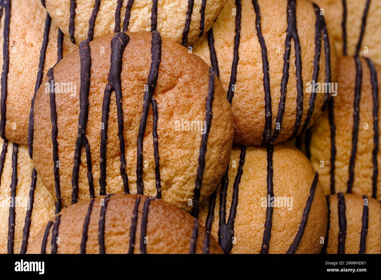 Pile de biscuits faits maison avec garniture de chocolat, fond de nourriture abstraite Banque D'Images