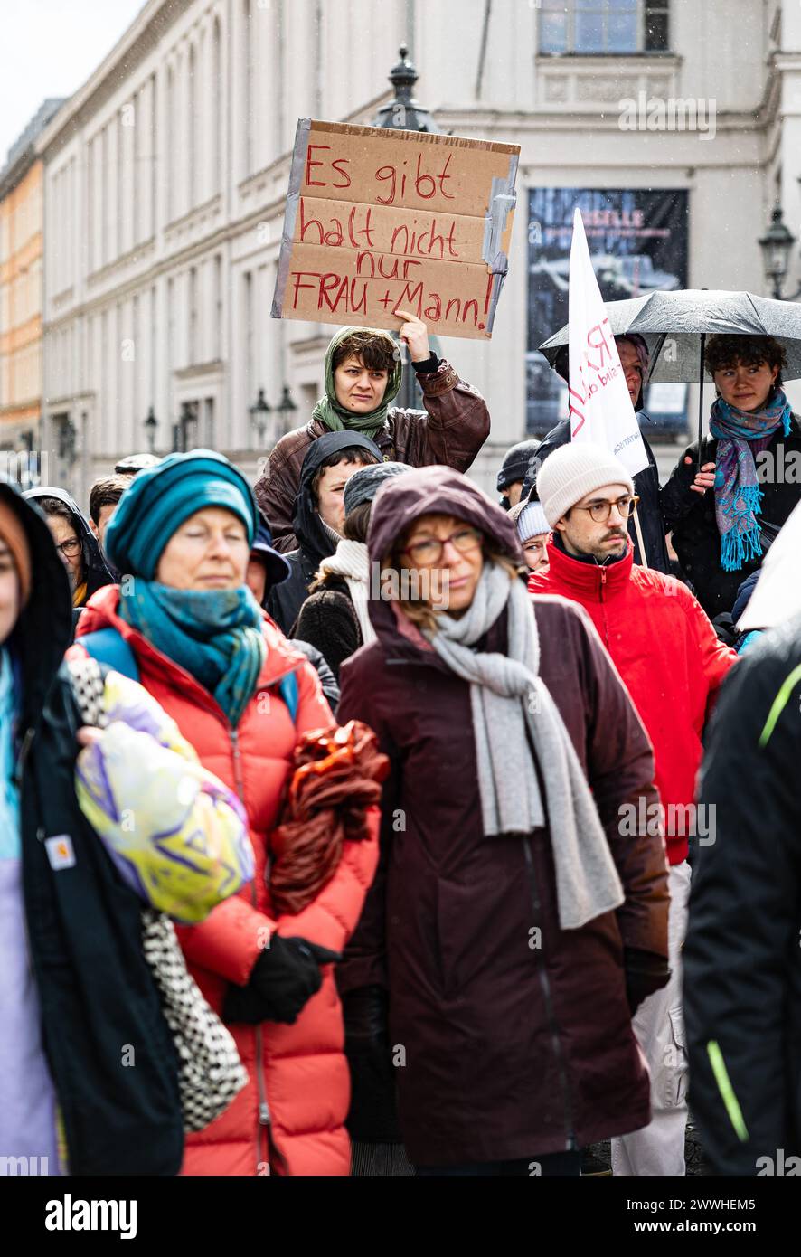 Munich, Allemagne. 24 mars 2024. Le 24 mars 2024, environ 700 personnes se sont rassemblées à Gärtnerplatz à Munich pour manifester contre l'interdiction du genre et l'interdiction du langage de genre. Le gouvernement bavarois de la CSU et Freie Wähle ( FW ) avaient annoncé cette interdiction cette semaine. (Photo de Alexander Pohl/Sipa USA) crédit : Sipa USA/Alamy Live News Banque D'Images