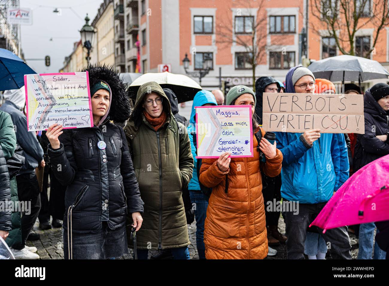 Munich, Allemagne. 24 mars 2024. Le 24 mars 2024, environ 700 personnes se sont rassemblées à Gärtnerplatz à Munich pour manifester contre l'interdiction du genre et l'interdiction du langage de genre. Le gouvernement bavarois de la CSU et Freie Wähle ( FW ) avaient annoncé cette interdiction cette semaine. (Photo de Alexander Pohl/Sipa USA) crédit : Sipa USA/Alamy Live News Banque D'Images