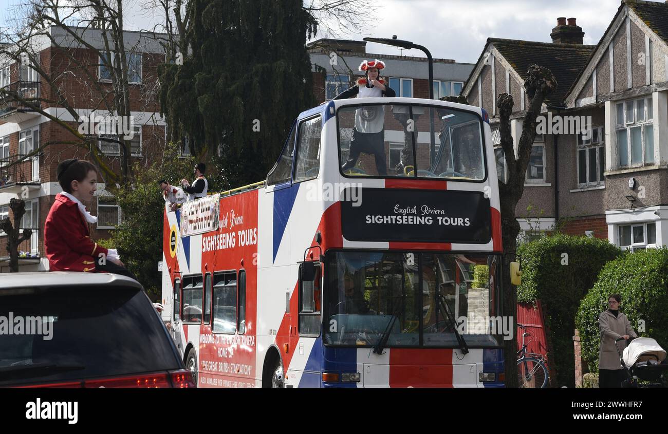 Pourim. Jeunes et vieux célèbrent la fête juive de Pourim à Stamford Hill, Londres Banque D'Images