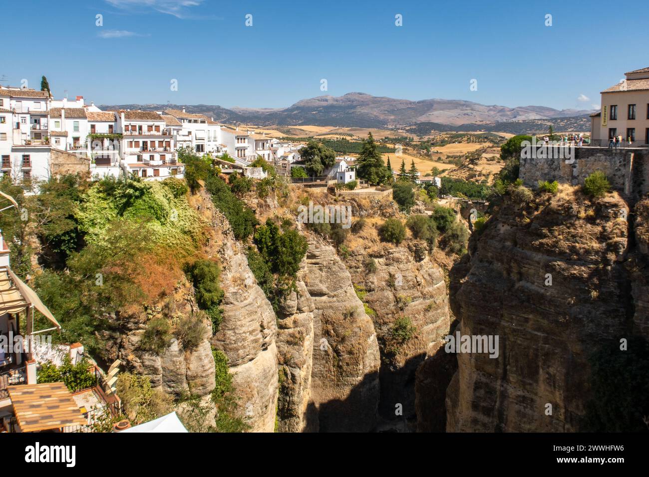 Ronda, ville andalouse située au sommet de gorges profondes spectaculaires, avec des maisons espagnoles blanches traditionnelles et des falaises abruptes, Espagne. Banque D'Images