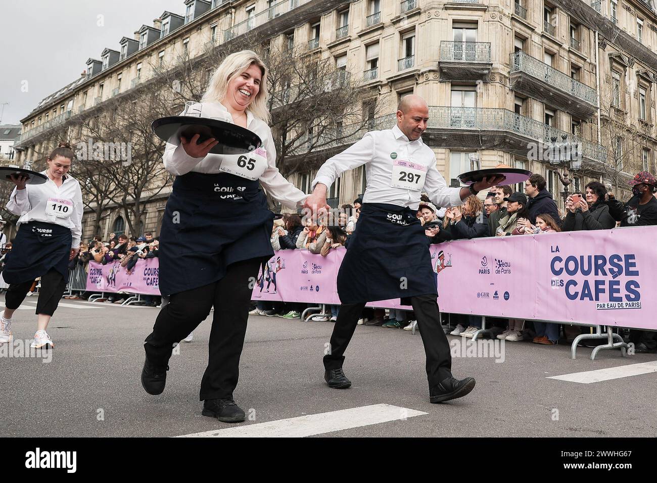 Paris, France. 24 mars 2024. 'La course des cafés' 'la course du Bistro'. Les serveuses et serveurs coureurs, habillés pour l’occasion selon les codes traditionnels du service bistrot parisien, professionnels du service de tous niveaux, partiront sur un parcours de 2 km en boucle autour de l’Hôtel de ville de Paris, et traversant une partie du Marais, le cœur historique et commercial de la capitale. Le 24 mars 2024 à Paris, France. Photo de Nasser Berzane/ABACAPRESS.COM crédit : Abaca Press/Alamy Live News Banque D'Images