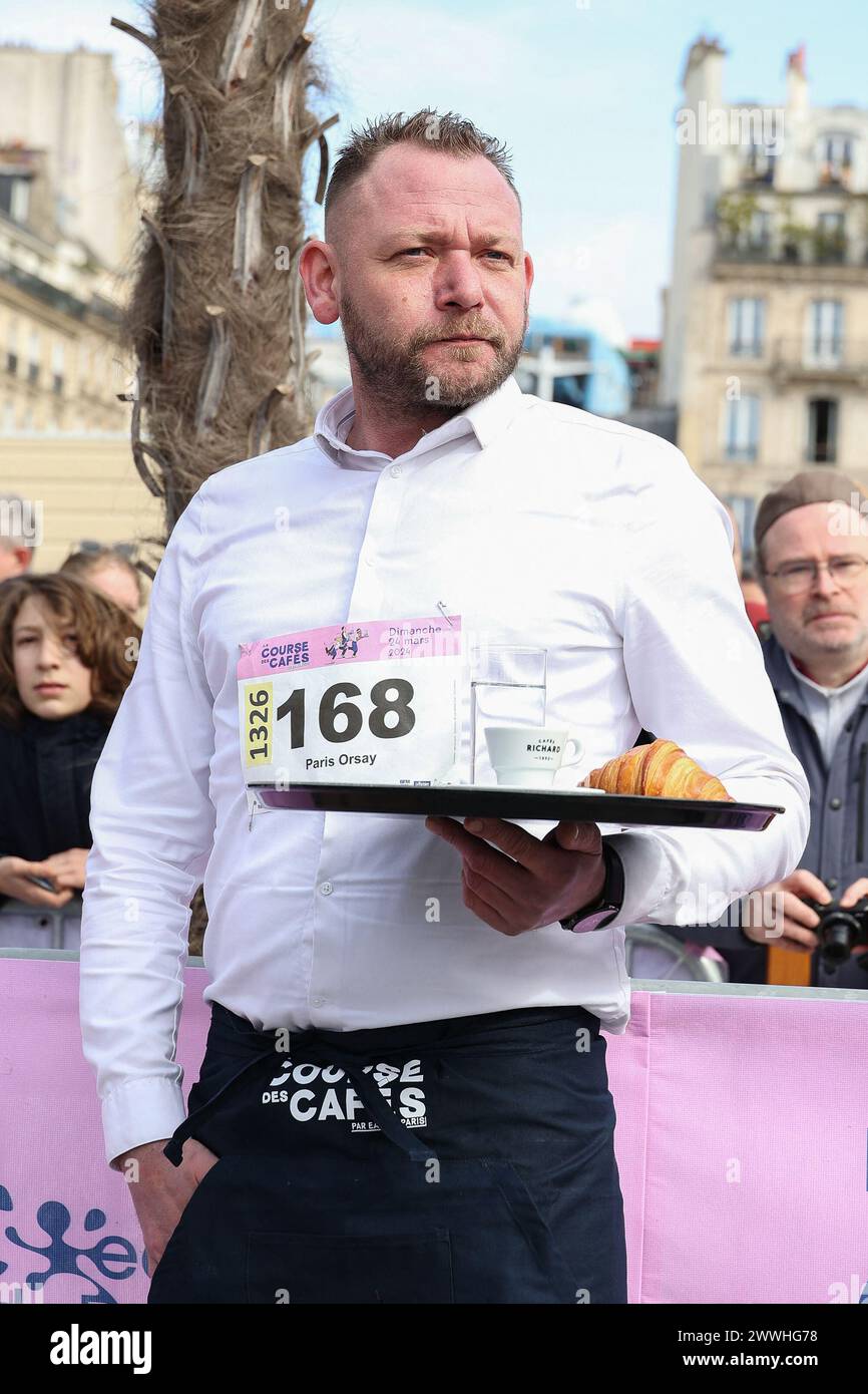 Paris, France. 24 mars 2024. 'La course des cafés' 'la course du Bistro'. Les serveuses et serveurs coureurs, habillés pour l’occasion selon les codes traditionnels du service bistrot parisien, professionnels du service de tous niveaux, partiront sur un parcours de 2 km en boucle autour de l’Hôtel de ville de Paris, et traversant une partie du Marais, le cœur historique et commercial de la capitale. Le 24 mars 2024 à Paris, France. Photo de Nasser Berzane/ABACAPRESS.COM crédit : Abaca Press/Alamy Live News Banque D'Images