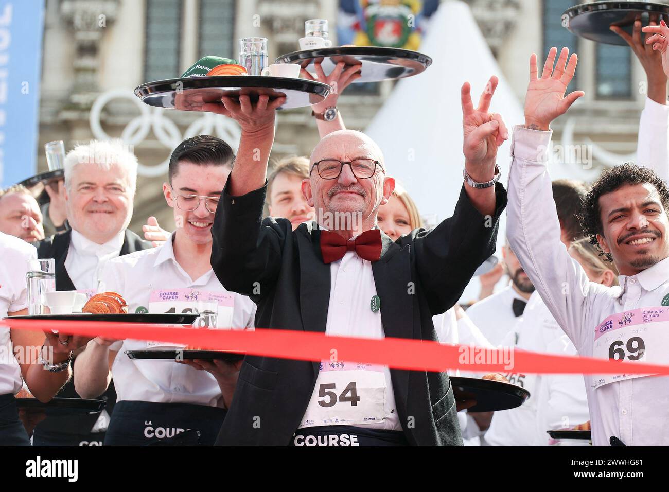 Paris, France. 24 mars 2024. 'La course des cafés' 'la course du Bistro'. Les serveuses et serveurs coureurs, habillés pour l’occasion selon les codes traditionnels du service bistrot parisien, professionnels du service de tous niveaux, partiront sur un parcours de 2 km en boucle autour de l’Hôtel de ville de Paris, et traversant une partie du Marais, le cœur historique et commercial de la capitale. Le 24 mars 2024 à Paris, France. Photo de Nasser Berzane/ABACAPRESS.COM crédit : Abaca Press/Alamy Live News Banque D'Images