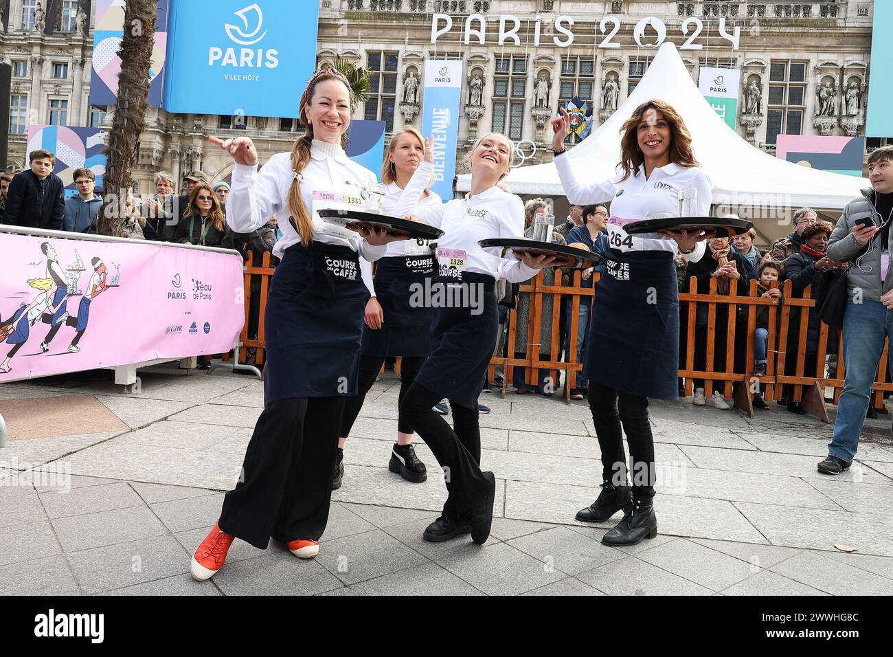 Paris, France. 24 mars 2024. 'La course des cafés' 'la course du Bistro'. Les serveuses et serveurs coureurs, habillés pour l’occasion selon les codes traditionnels du service bistrot parisien, professionnels du service de tous niveaux, partiront sur un parcours de 2 km en boucle autour de l’Hôtel de ville de Paris, et traversant une partie du Marais, le cœur historique et commercial de la capitale. Le 24 mars 2024 à Paris, France. Photo de Nasser Berzane/ABACAPRESS.COM crédit : Abaca Press/Alamy Live News Banque D'Images