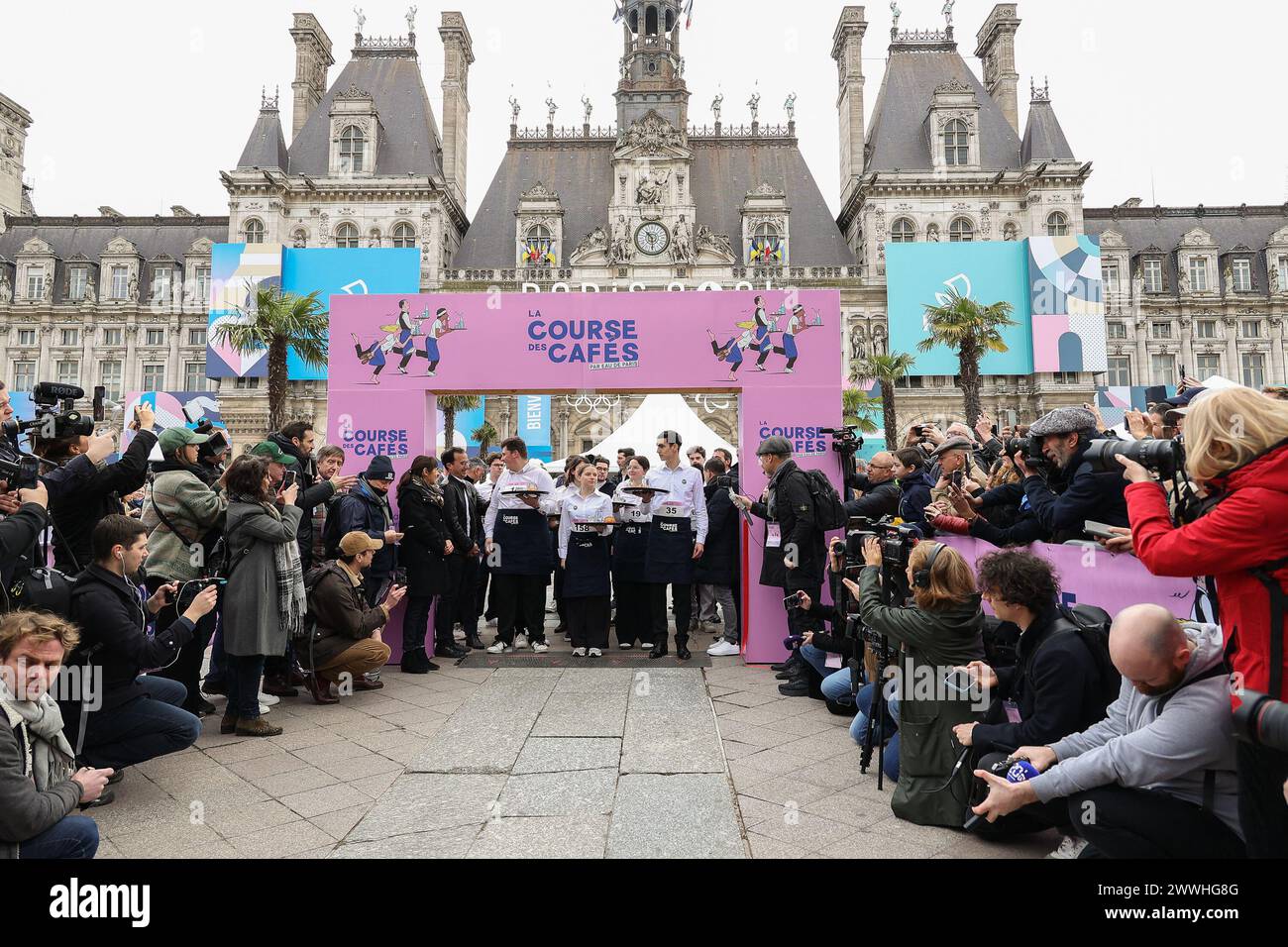 Paris, France. 24 mars 2024. 'La course des cafés' 'la course du Bistro'. Les serveuses et serveurs coureurs, habillés pour l’occasion selon les codes traditionnels du service bistrot parisien, professionnels du service de tous niveaux, partiront sur un parcours de 2 km en boucle autour de l’Hôtel de ville de Paris, et traversant une partie du Marais, le cœur historique et commercial de la capitale. Le 24 mars 2024 à Paris, France. Photo de Nasser Berzane/ABACAPRESS.COM crédit : Abaca Press/Alamy Live News Banque D'Images