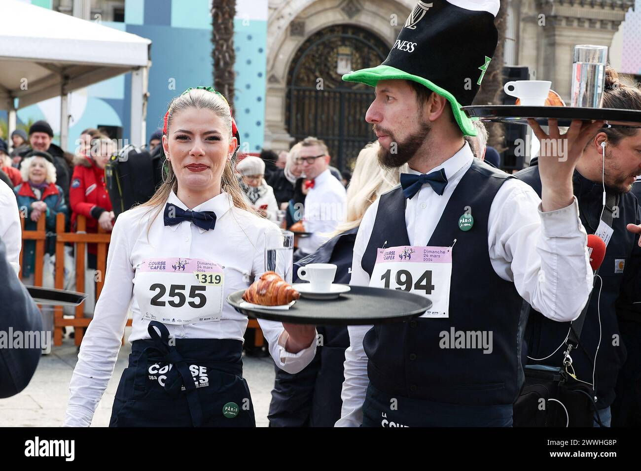 Paris, France. 24 mars 2024. 'La course des cafés' 'la course du Bistro'. Les serveuses et serveurs coureurs, habillés pour l’occasion selon les codes traditionnels du service bistrot parisien, professionnels du service de tous niveaux, partiront sur un parcours de 2 km en boucle autour de l’Hôtel de ville de Paris, et traversant une partie du Marais, le cœur historique et commercial de la capitale. Le 24 mars 2024 à Paris, France. Photo de Nasser Berzane/ABACAPRESS.COM crédit : Abaca Press/Alamy Live News Banque D'Images