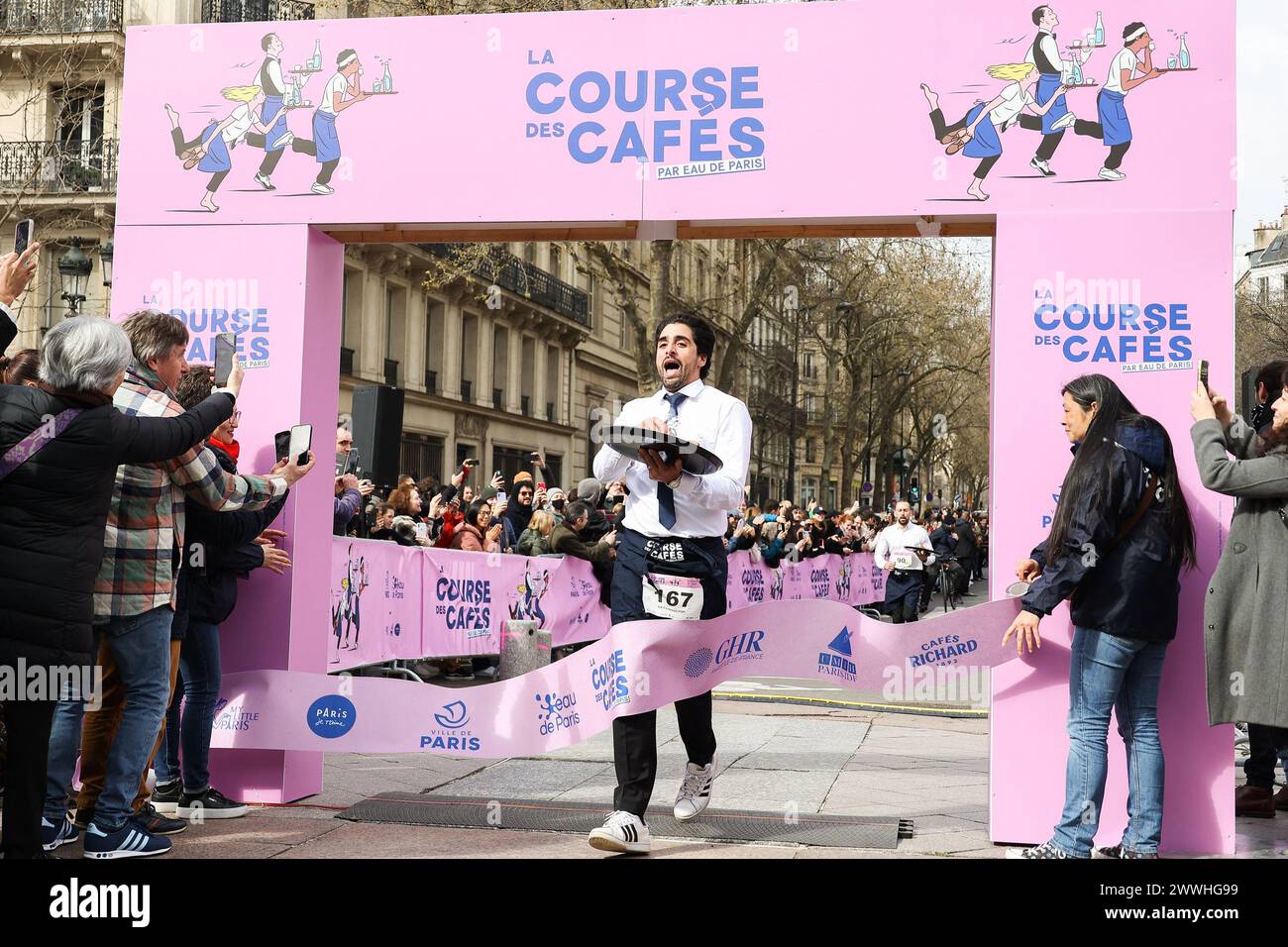 Paris, France. 24 mars 2024. 'La course des cafés' 'la course du Bistro'. Les serveuses et serveurs coureurs, habillés pour l’occasion selon les codes traditionnels du service bistrot parisien, professionnels du service de tous niveaux, partiront sur un parcours de 2 km en boucle autour de l’Hôtel de ville de Paris, et traversant une partie du Marais, le cœur historique et commercial de la capitale. Le 24 mars 2024 à Paris, France. Photo de Nasser Berzane/ABACAPRESS.COM crédit : Abaca Press/Alamy Live News Banque D'Images