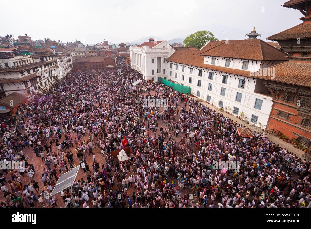 Katmandou, Népal. 24 mars 2024. Les gens se rassemblent autour du site classé au patrimoine mondial de l'UNESCO, Basantapur Durbar Square pendant le festival Holi. Holi festival également connu sous le nom de Festival des couleurs est célébré pour la victoire du bien sur le mal et l'arrivée de la saison de printemps. Crédit : SOPA images Limited/Alamy Live News Banque D'Images