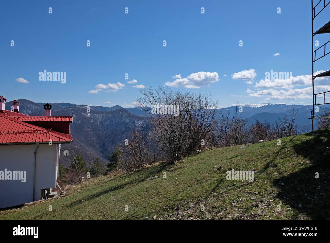 Nuages moelleux sur les montagnes des Rhodopes en Bulgarie Banque D'Images