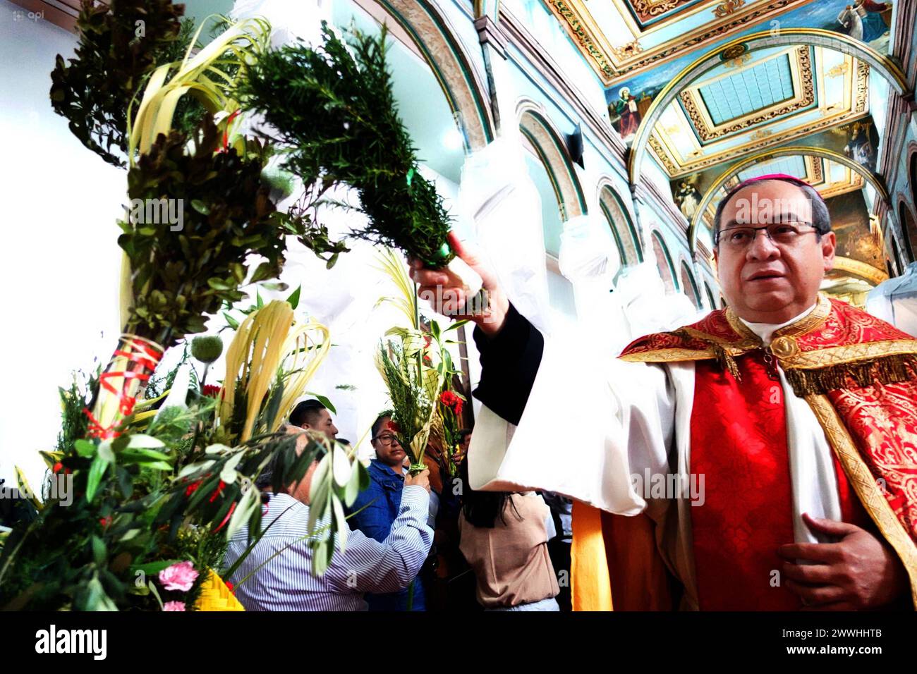 CUENCA-DOMINGO DE RAMOS Cuenca,Ecuador 24 de marzo de 2024 Los cuencanos catolicos celearon hoy el Domingo de Ramos. Solos, en pareja o en familia acudieron a las diferentes iglesias para rememorar la entrada triunfal de Jesus a JerusalÃ n, con una misa que marca el comienzo de la Semana Santa y que Representa el final de la Cuaresma. Monsenor Marcos PerÃ z Caicedo y el Padre Francisco Calle fueron los que bendicieron los ramos en la Catedral Vieja y en la Inmaculada. foto Boris Romoleroux/API. REL-CUENCA-DOMINGODERAMOS-4db0c64a50b188f8d7dc58e77652ff12 *** CUENCA PALM SUNDAY Cuenca,Ecuador M Banque D'Images