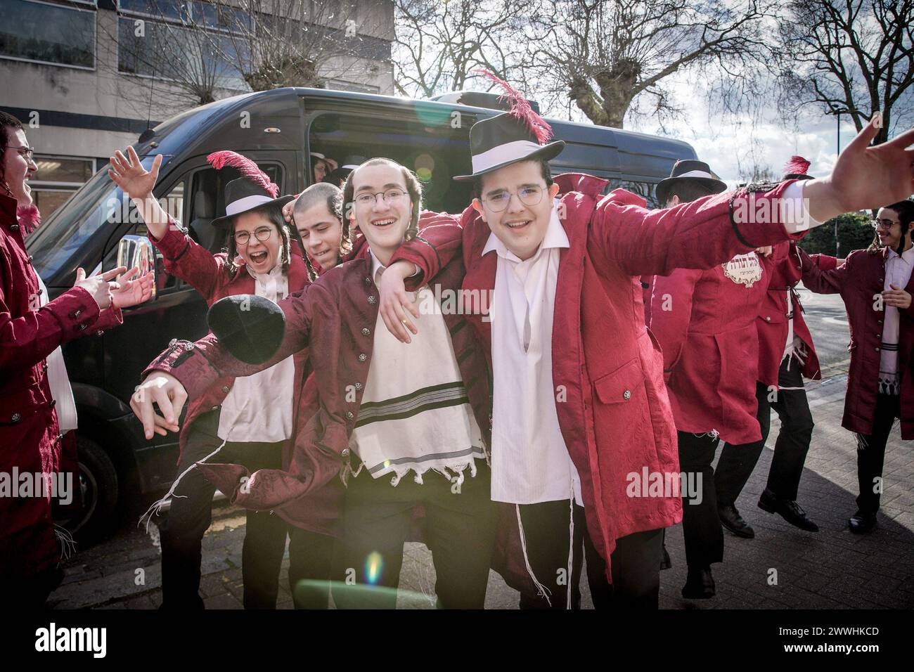 Londres, Royaume-Uni. 24 mars 2024. Les Juifs haredi britanniques du nord de Londres se rassemblent en tenue de fantaisie pour célébrer la fête religieuse annuelle de Pourim. Crédit : Guy Corbishley/Alamy Live News Banque D'Images