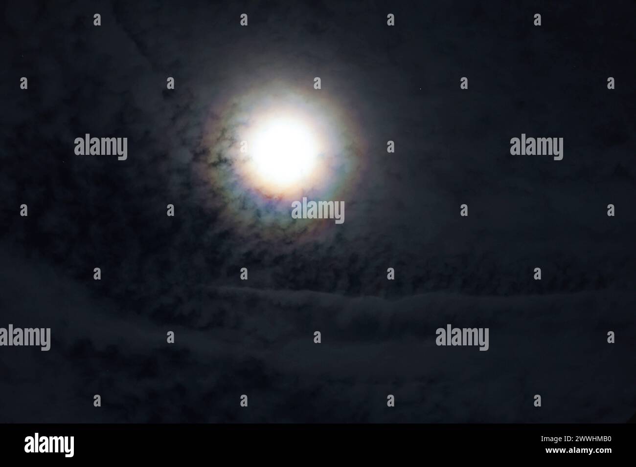 Mond 22.03.2024, Ostramondra, halo um den Vollmond, Wolken und Wolkenstreifen sind um den Mond zu sehen *** Lune 22 03 2024, Ostramondra, halo autour de la pleine lune, nuages et stries de nuages peuvent être vus autour de la lune Banque D'Images