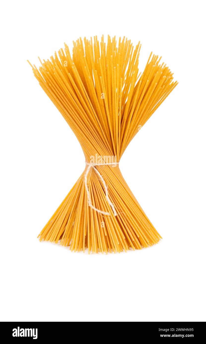Pâtes spaghetti crues nouées avec du fil isolé sur fond blanc Banque D'Images