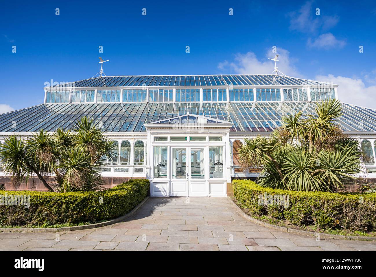 Le grand conservatoire Isla Gladstone photographié sous un ciel bleu à Liverpool vu en mars 2024. Banque D'Images
