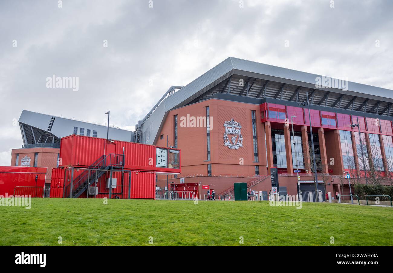 Stade Anfield photographié sur une zone d'herbe en mars 2024. Le stade du Liverpool FC est sur le point d'achever le dernier développement des stades. Banque D'Images