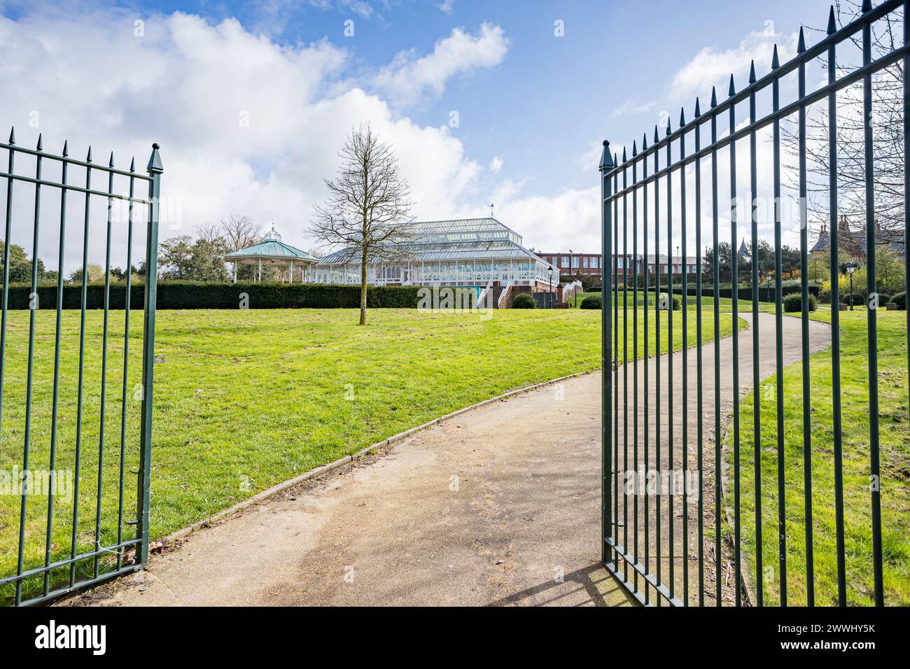 Les portes ouvertes mènent au Conservatoire Isla Gladstone sur le bord du parc Stanley à Liverpool vu en mars 2024. Banque D'Images