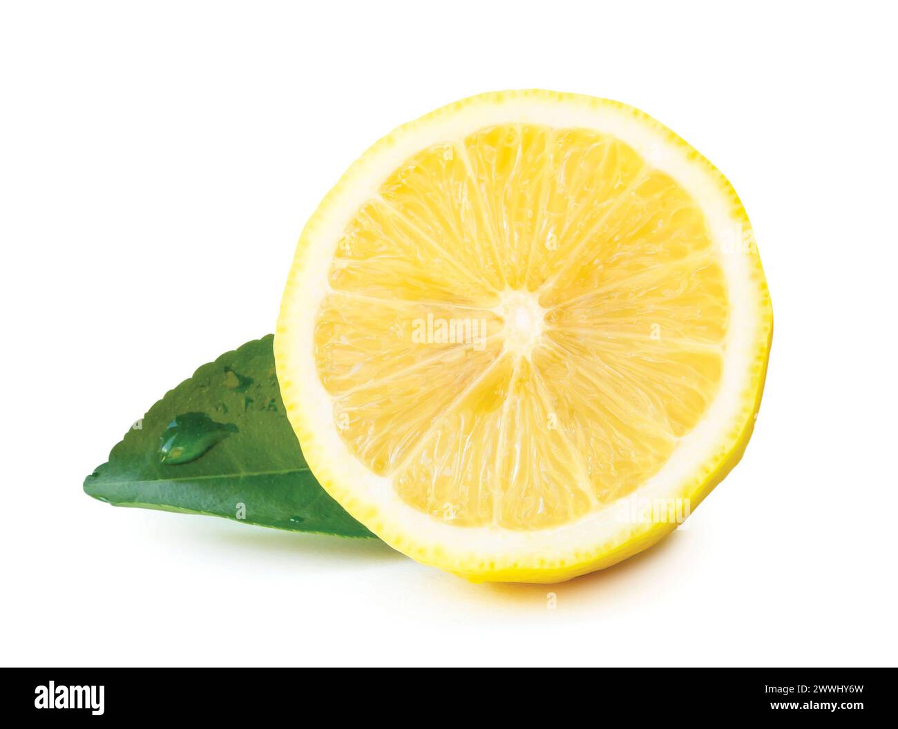 La vue de face de la moitié de citron jaune avec la feuille verte et la goutte est isolée sur fond blanc avec le chemin de détourage. Banque D'Images