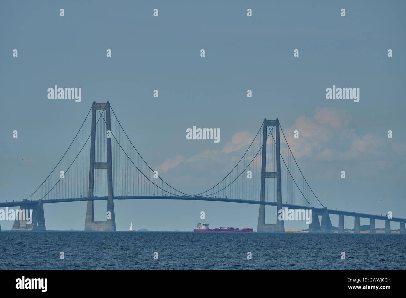 Great Storebelt pont suspendu reliant les îles Denmarks à travers la mer baltique par une journée ensoleillée et brumeuse. Banque D'Images