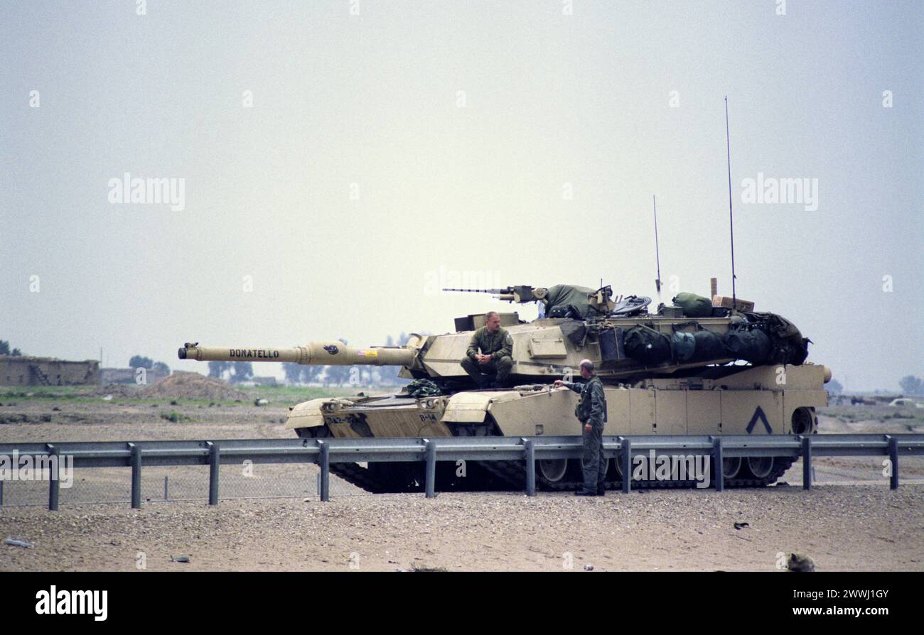 23 mars 1991 Un char M1A1 Abrams de l'armée américaine stationné sur l'autoroute 8 où il traverse l'autoroute 1 à Safwan dans le sud de l'Irak. Banque D'Images