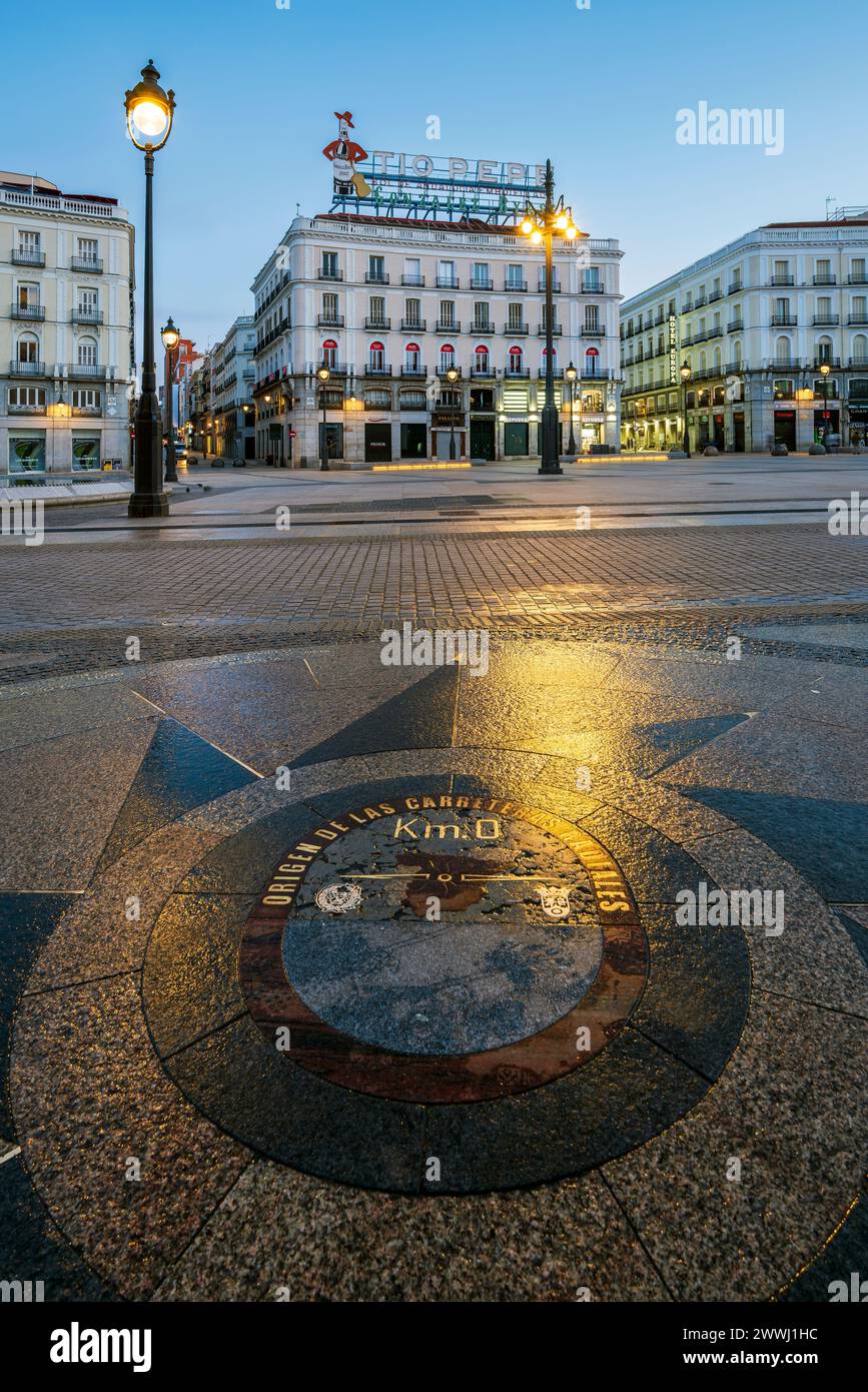 Plaque sur le marquage au sol comme le kilomètre zéro à partir duquel toutes les routes radiales sont mesurés en Espagne, Puerta del Sol, Madrid, Espagne Banque D'Images