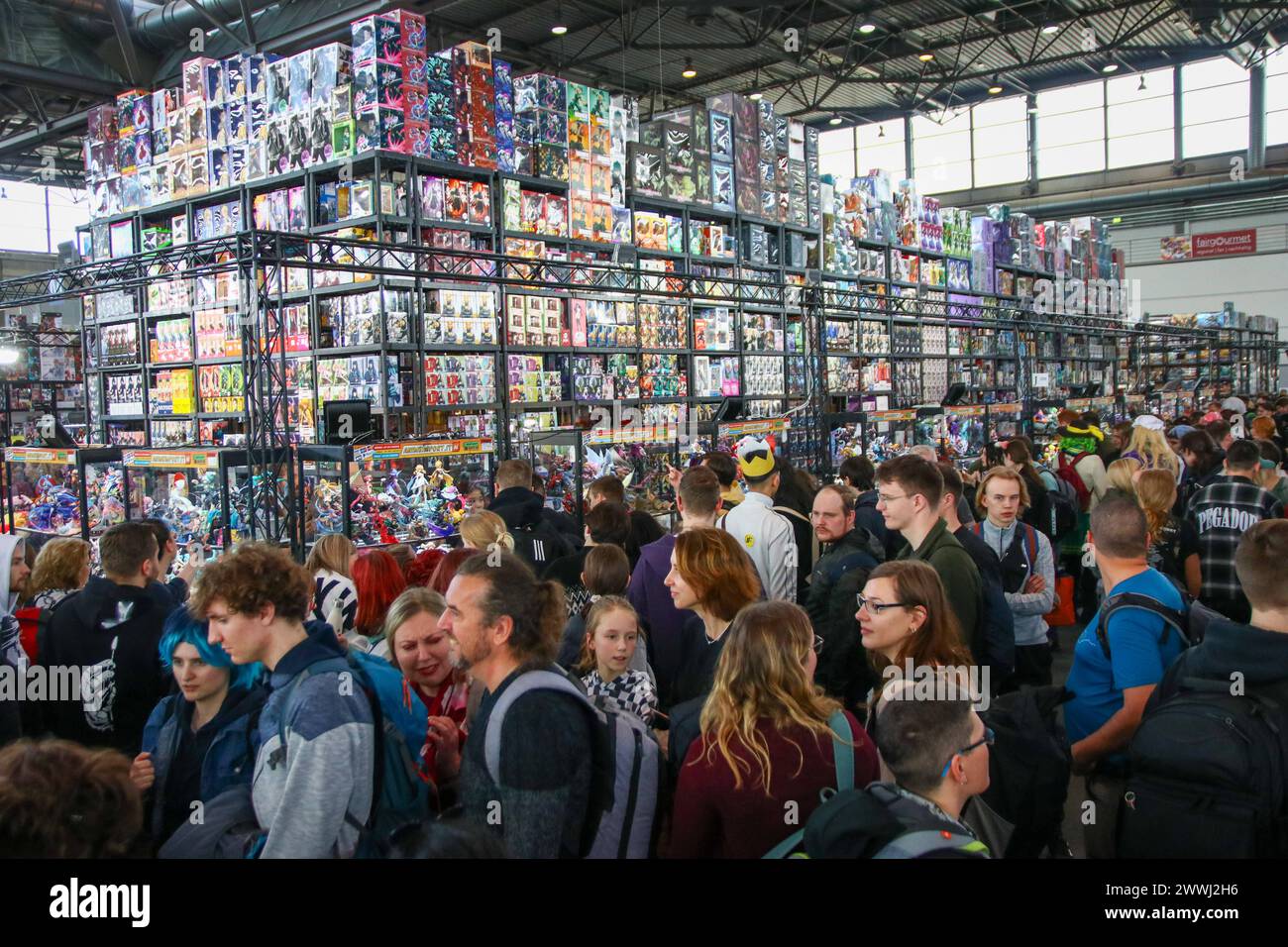 Leipziger Buchmesse 2024 23.03.2024 gegen 12,30 Uhr Leipzig, Neue Messe Im Foto : Menschenmassen in einer Halle der Manga-Comic-Con Die Leipziger Buchmesse findet in diesem Jahr vom 21. bis 24. März statt. Auf dem Frühjahrstreffen der Buchbranche präsentierten sich über 2,000 Aussteller aus 40 Ländern mit ihren Neuheiten. Unter dem motto Alles außer flach präsentieren sich die Niederlande und Flandern als Gastland auf der Leipziger Buchmesse 2024. Zeitgleich zur Leipziger Buchmesse findet dieses Jahr erneut auch die Manga-Comic-Con. Leipzig Sachsen Deutschland *** salon du livre de Leipzig 2024 23 03 2 Banque D'Images
