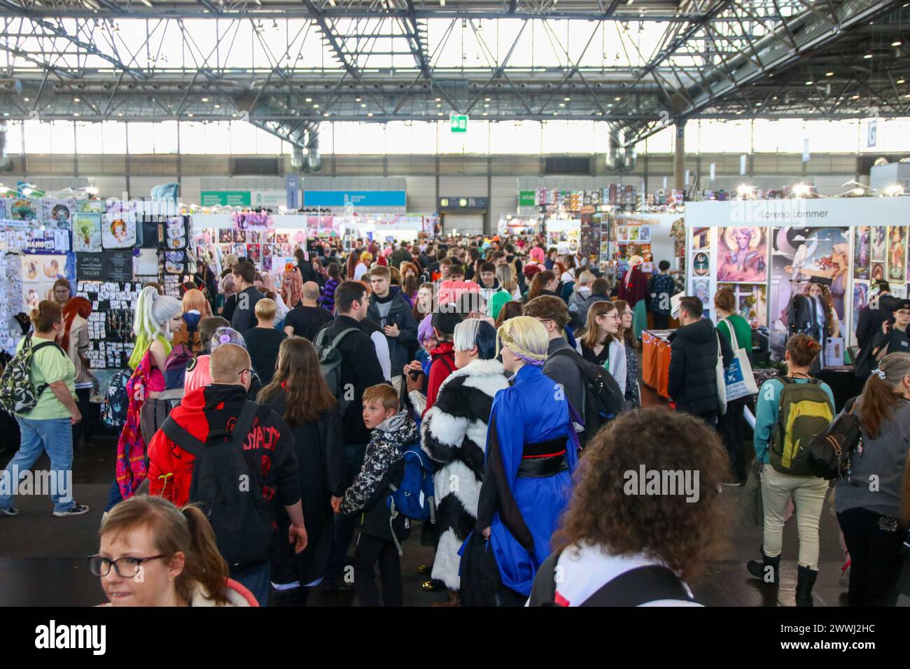 Leipziger Buchmesse 2024 23.03.2024 gegen 12,30 Uhr Leipzig, Neue Messe Im Foto : Menschenmassen in einer Halle der Manga-Comic-Con Die Leipziger Buchmesse findet in diesem Jahr vom 21. bis 24. März statt. Auf dem Frühjahrstreffen der Buchbranche präsentierten sich über 2,000 Aussteller aus 40 Ländern mit ihren Neuheiten. Unter dem motto Alles außer flach präsentieren sich die Niederlande und Flandern als Gastland auf der Leipziger Buchmesse 2024. Zeitgleich zur Leipziger Buchmesse findet dieses Jahr erneut auch die Manga-Comic-Con. Leipzig Sachsen Deutschland *** salon du livre de Leipzig 2024 23 03 2 Banque D'Images