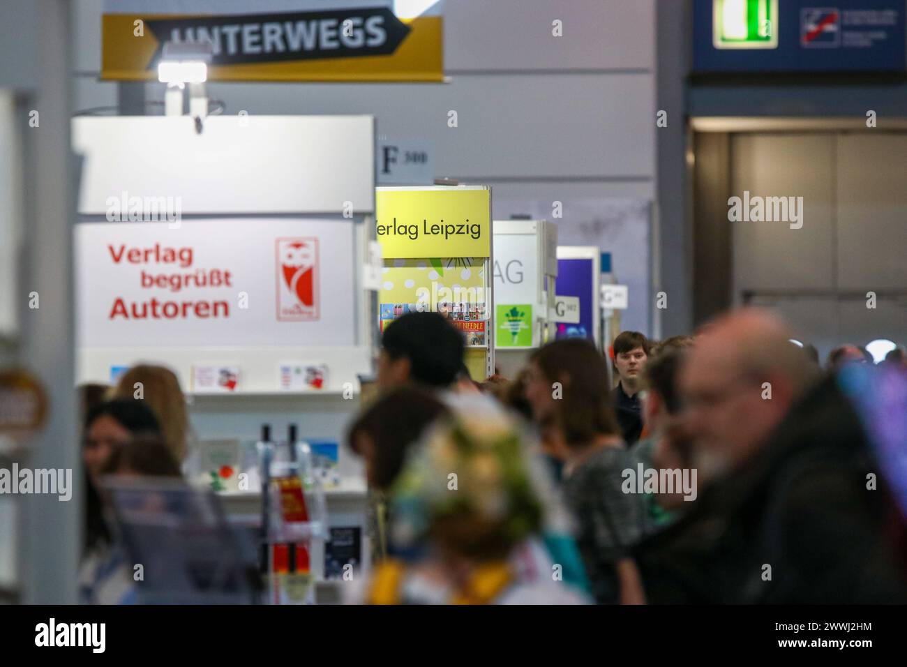 Leipziger Buchmesse 2024 23.03.2024 gegen 12,30 Uhr Leipzig, Neue Messe Im Foto : Mehrere Menschen an Ständen der Leipziger Buchmesse Die Leipziger Buchmesse findet in diesem Jahr vom 21. bis 24. März statt. Auf dem Frühjahrstreffen der Buchbranche präsentierten sich über 2,000 Aussteller aus 40 Ländern mit ihren Neuheiten. Unter dem motto Alles außer flach präsentieren sich die Niederlande und Flandern als Gastland auf der Leipziger Buchmesse 2024. Zeitgleich zur Leipziger Buchmesse findet dieses Jahr erneut auch die Manga-Comic-Con. Leipzig Sachsen Deutschland *** salon du livre de Leipzig 2024 23 03 Banque D'Images