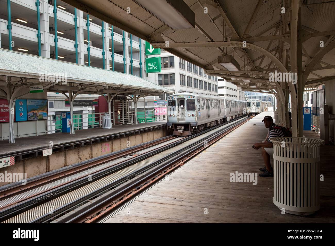 Chicago, Illinois. Le « l » (chemin de fer élevé) dans le quartier Loop du centre-ville de Chicago, Randolph/Wabash Street Station. Banque D'Images