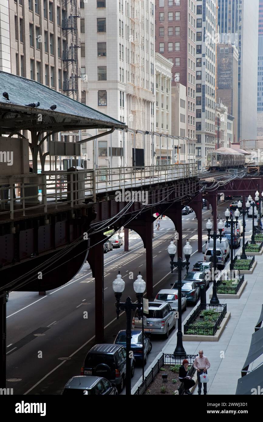 Chicago, Illinois. Le « l » (chemin de fer élevé) dans le quartier Loop du centre-ville de Chicago. Train approchant la gare Randolph/Wabash Street. Banque D'Images
