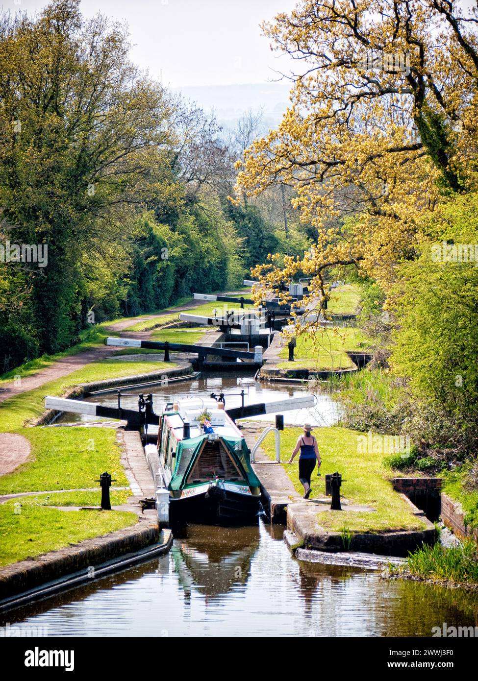 Bateau étroit négociant le vol Tardebigge de 29 écluses sur le canal de Birmingham et Worcester, Angleterre, Royaume-Uni, Grande-Bretagne, Worcestershire Banque D'Images