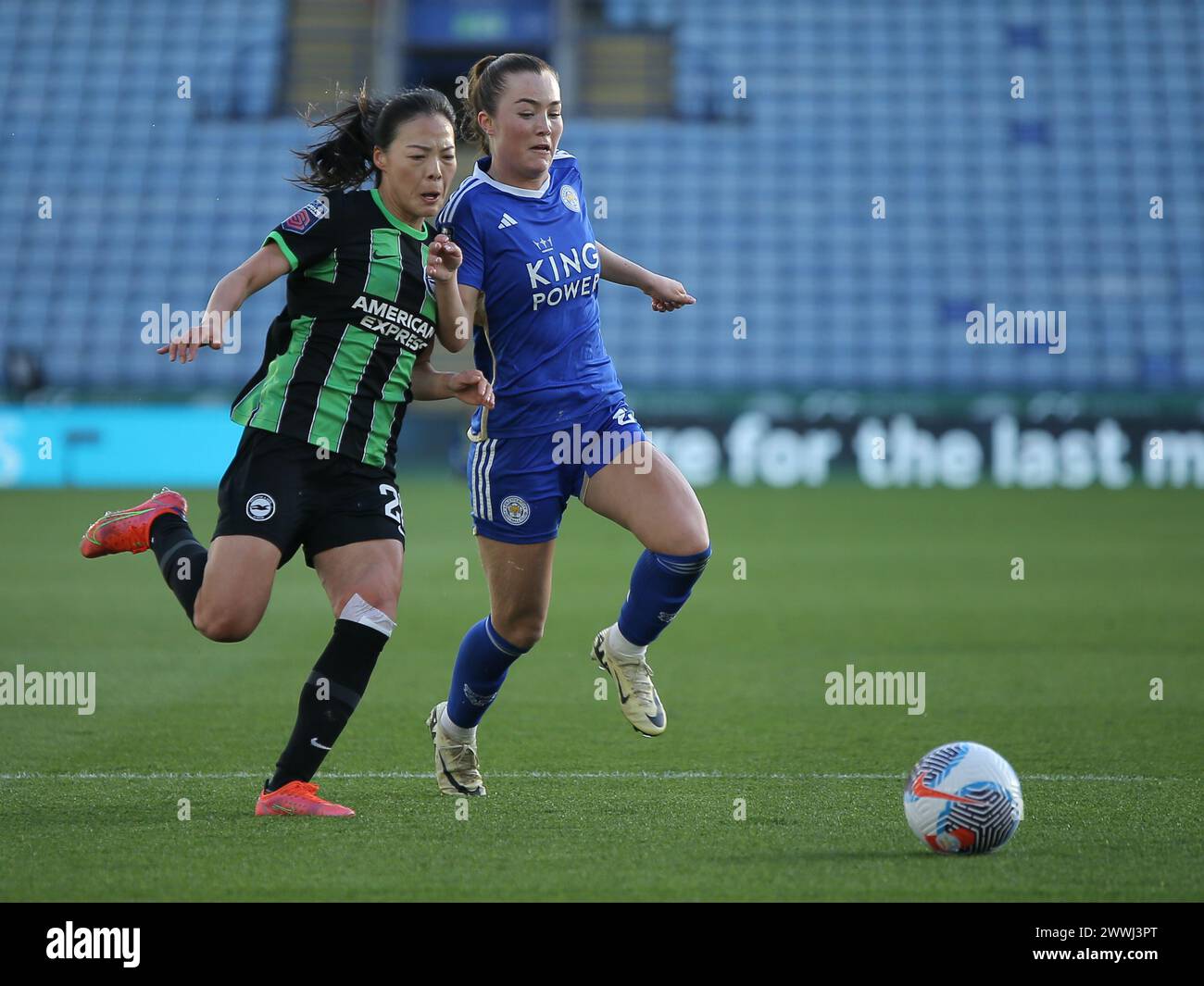 Leicester, Royaume-Uni. 24 mars 2024. Leicester, Angleterre, 24 mars 2024 : Li Mengwen (26 Brighton) et Shannon O'Brien (27 Leicester City) s'affrontent pour le ballon lors du match de Super League Barclays FA Womens entre Leicester City et Brighton & Hove Albion au King Power Stadium de Leicester, en Angleterre. (Jay Patel/SPP) crédit : photo de presse sportive SPP. /Alamy Live News Banque D'Images