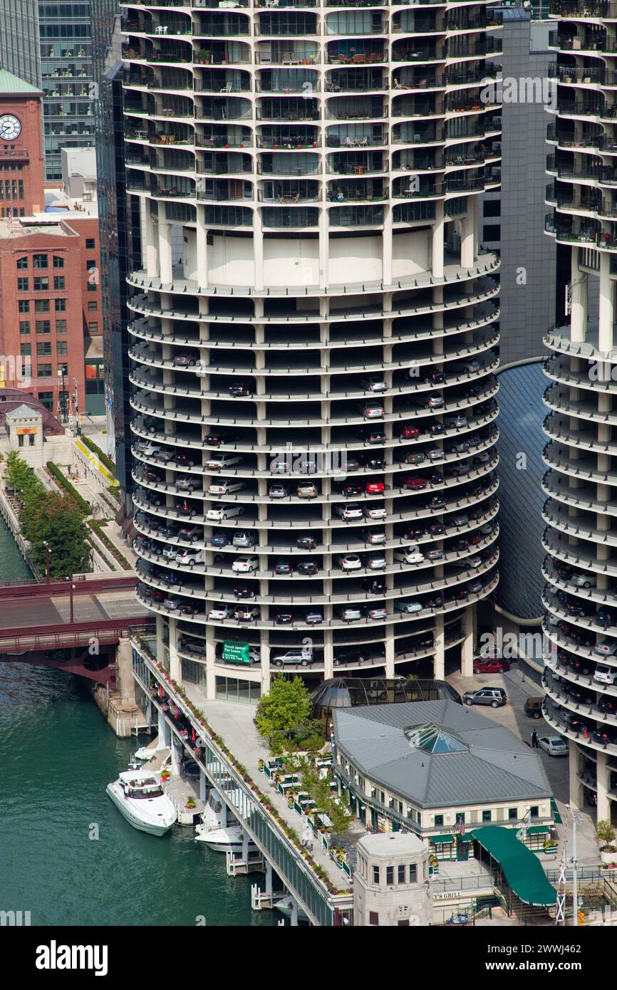 Chicago, Illinois. Marina Towers, conçu par Bertrand Goldberg. Bateau Marina près du bord de la rivière Chicago. Banque D'Images