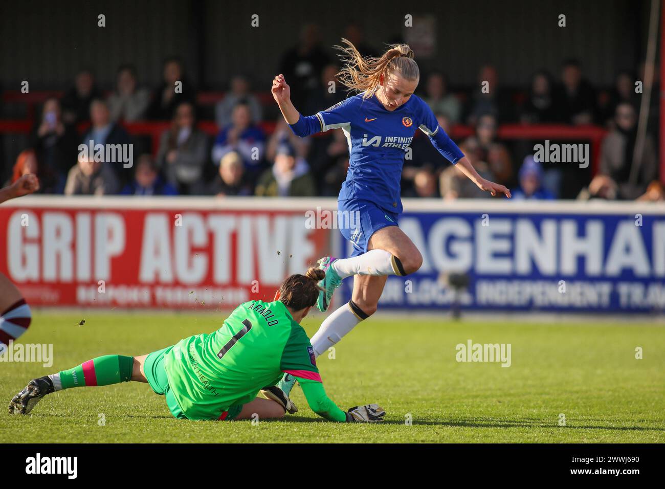 Londres, Royaume-Uni. 24 mars 2024. Londres, Angleterre, 24 mars 2024 : Mackenzie Arnold (1 West Ham United) et Aggie Beever-Jones (33 Chelsea) en action lors du match de Super League FA Womens entre West Ham United et Chelsea au Chigwell construction Stadium de Londres, Angleterre. (Alexander Canillas/SPP) crédit : SPP Sport Press photo. /Alamy Live News Banque D'Images