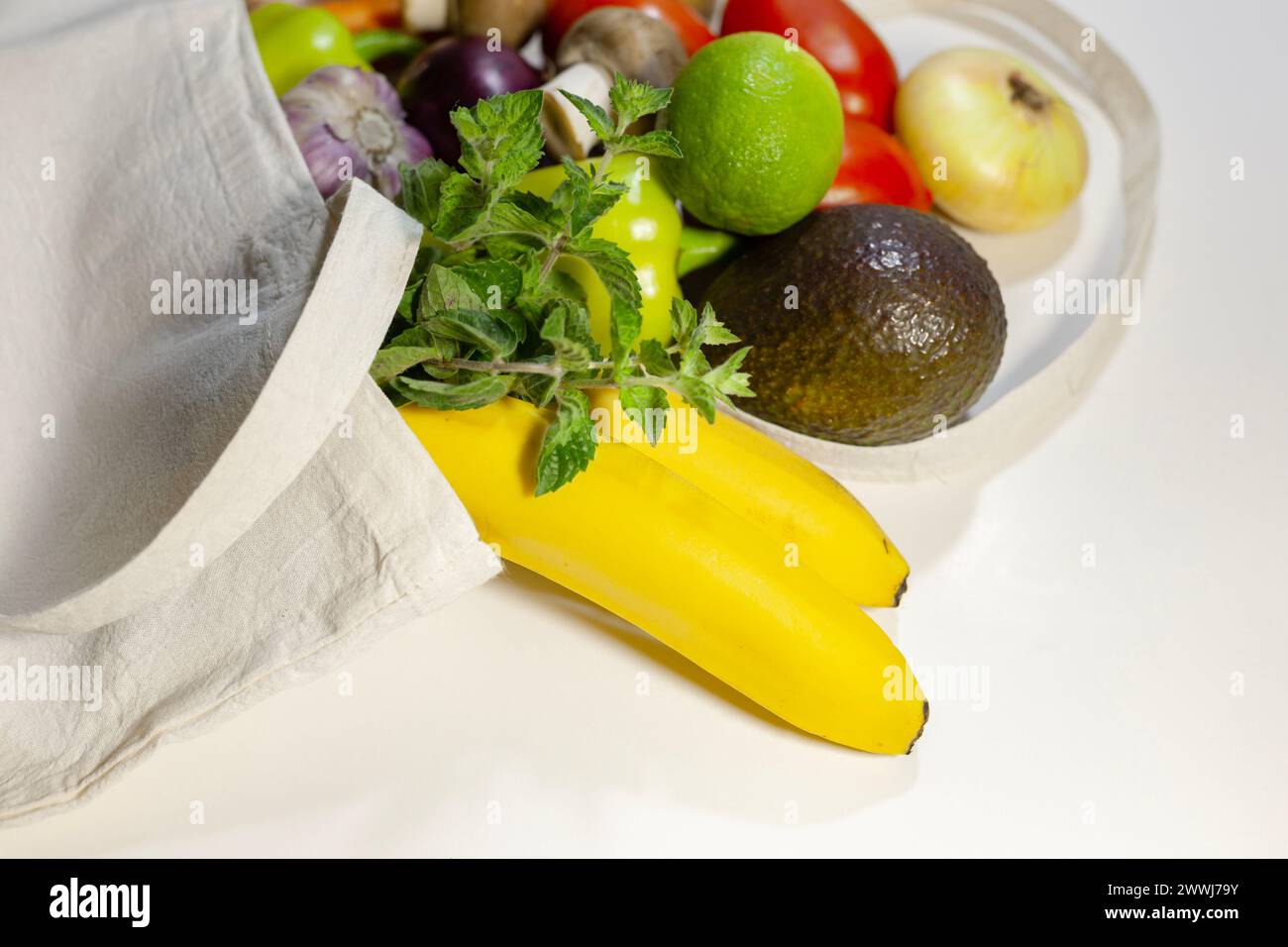 Concept d'épicerie et concept zéro déchet. Légumes et fruits frais dans un sac en coton éco réutilisable. Gros plan, vue de dessus, espace de copie. Banque D'Images