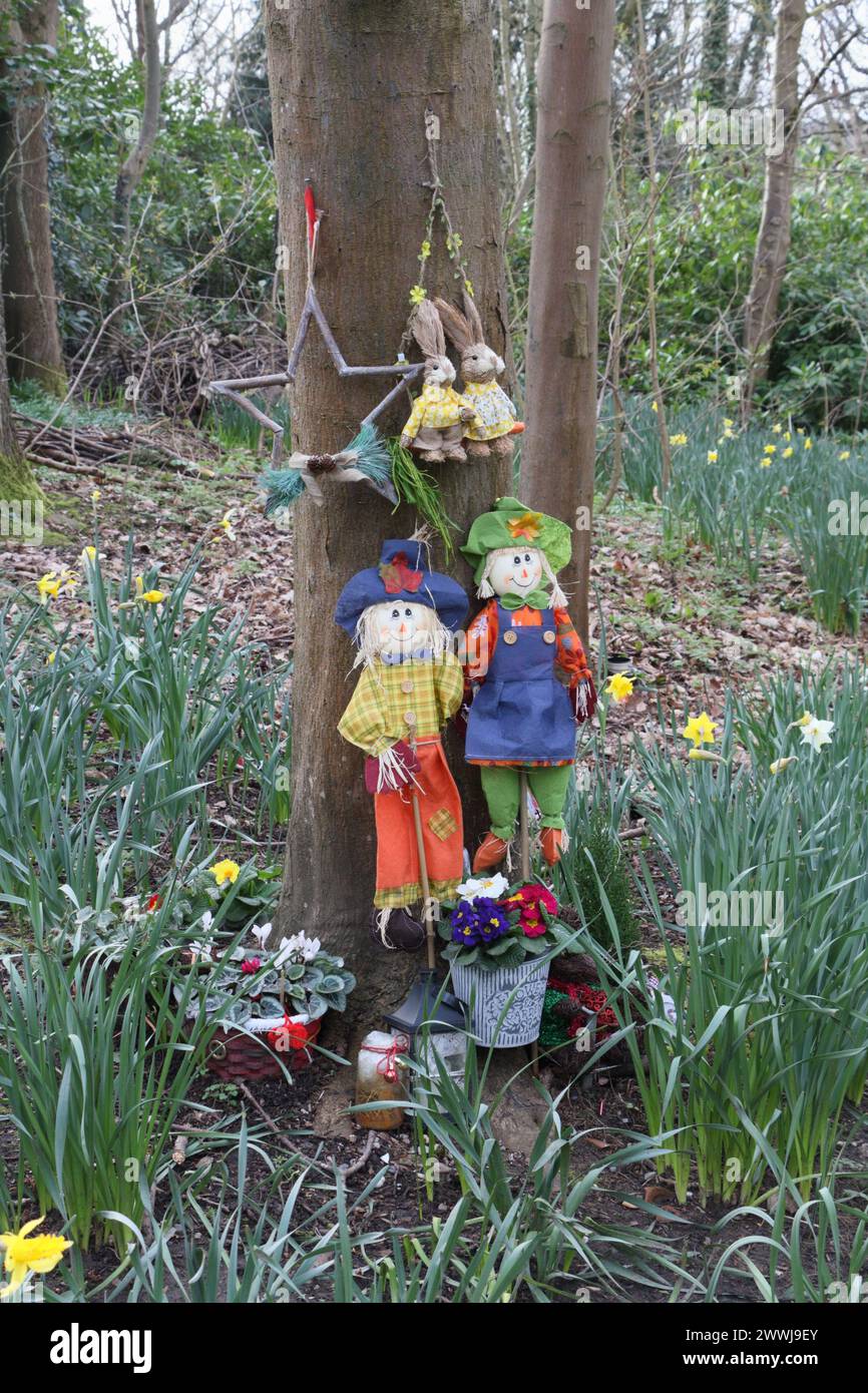 Tournesol Rag dolls épouvantails dans la clairière des bois dans le crématorium Banque D'Images