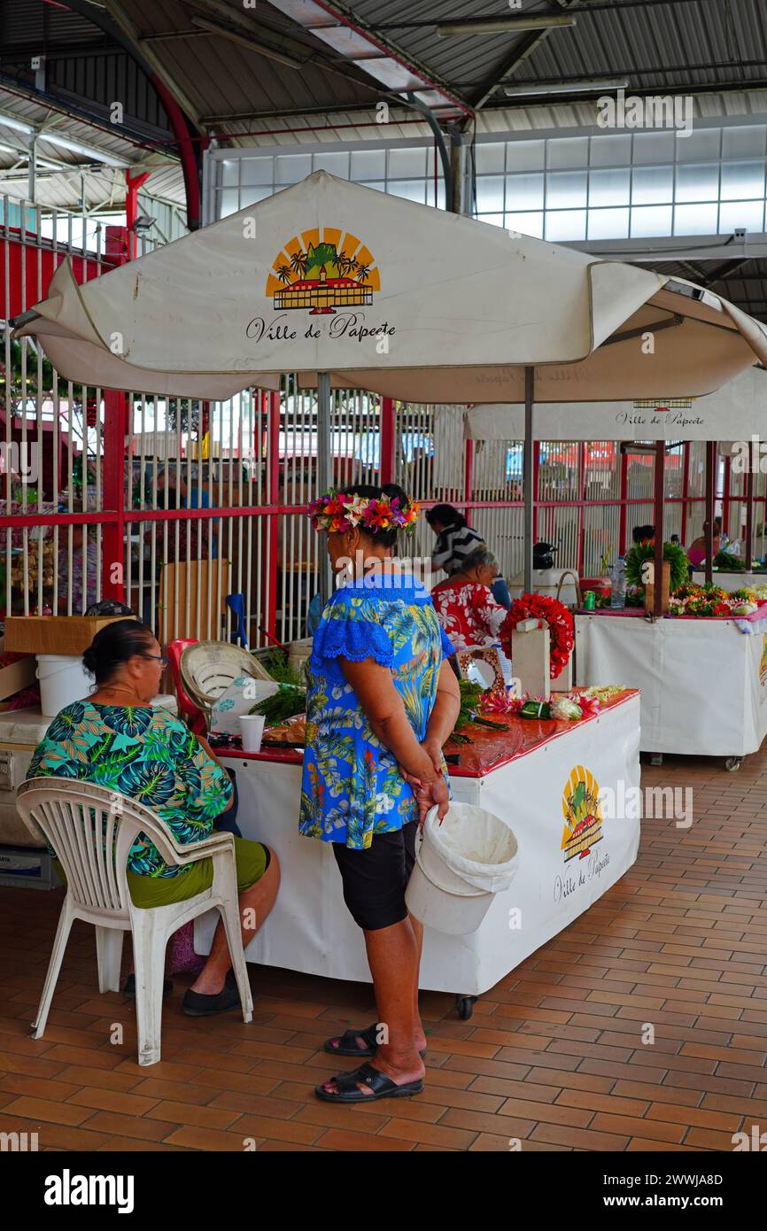 PAPEETE, TAHITI -5 DEC 2023- vue de la Marche de Papeete, un grand marché public couvert vendant des souvenirs locaux, de l'artisanat et de la nourriture en descente Banque D'Images