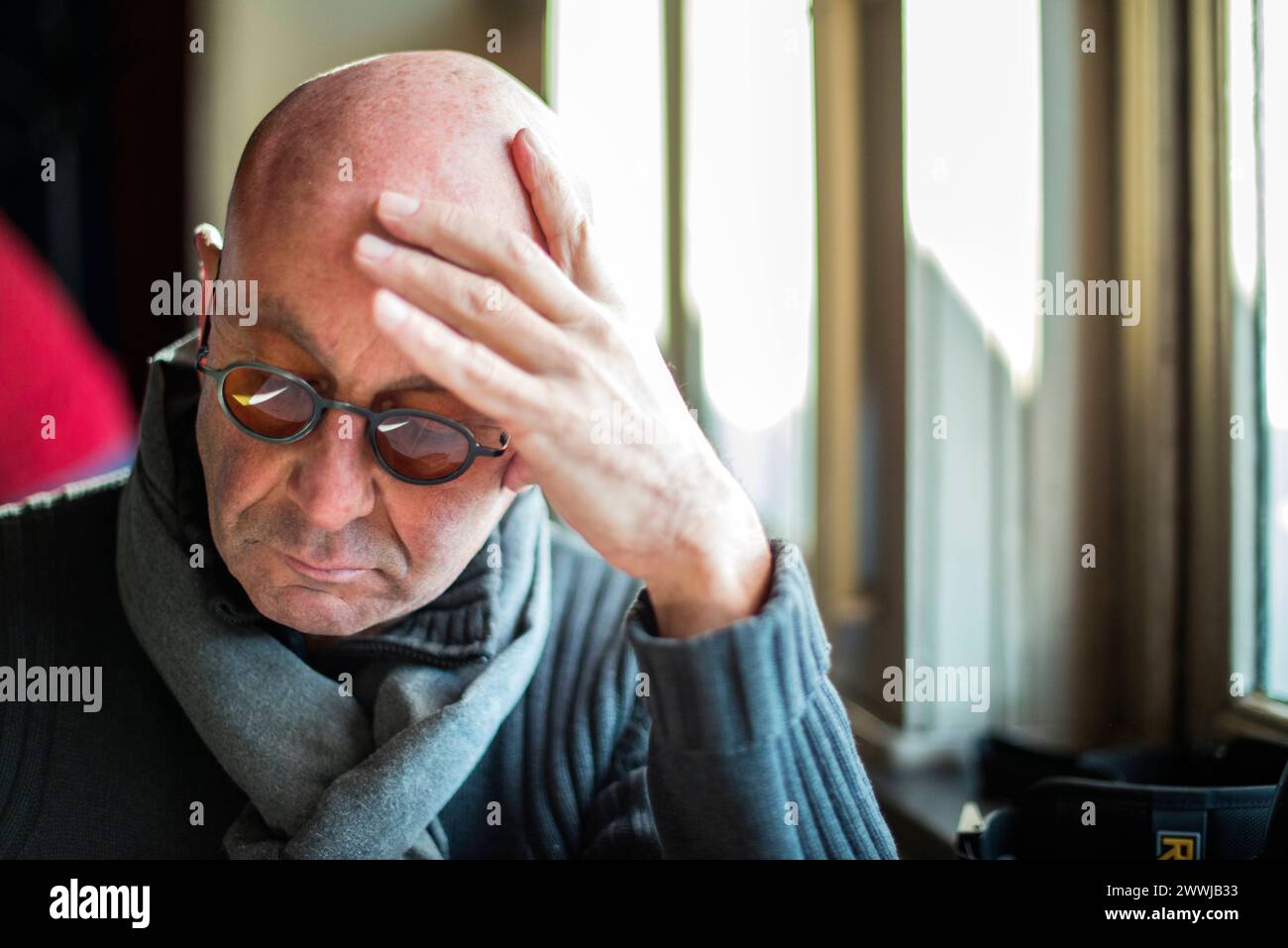 Man Reading menu Rotterdam, pays-Bas. Homme chauve, d'âge moyen lisant le menu du restaurant de l'Hôtel New York, tout en penchant sa tête sur sa main gauche. MRYES Rotterdam Hotel New York Zuid-Holland Nederland Copyright : xGuidoxKoppesx Banque D'Images