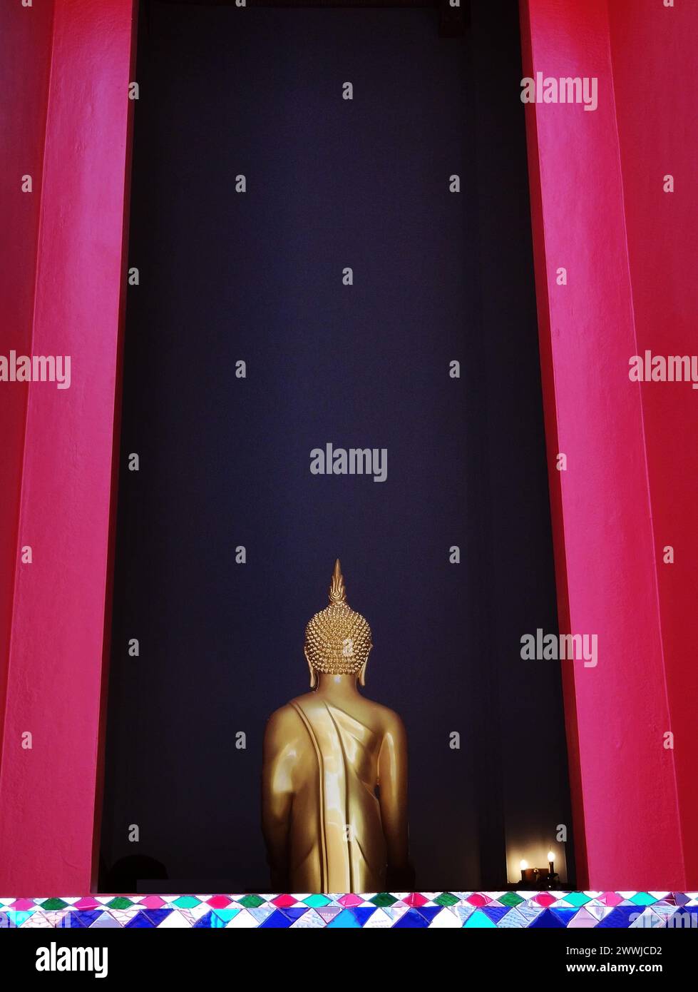Vue de l'arrière de la sculpture de statue de Bouddha dorée dans le temple thaïlandais avec fenêtre à cadre en bois de couleur rouge, architecture et culture thaïlandaises Banque D'Images