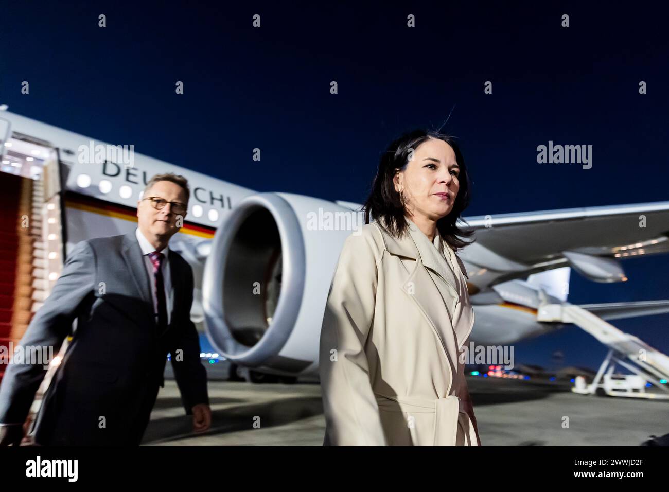 Kairo, Egypte. 24 mars 2024. Annalena Baerbock (Alliance 90/les Verts), ministre des Affaires étrangères, descend de l'Airbus A350 à l'aéroport international du Caire aux côtés de Frank Hartmann, ambassadeur d'Allemagne en Égypte. L'Égypte est la première étape de la ministre des Affaires étrangères Baerbock lors de son voyage de retour au moyen-Orient pour discuter de la situation en Israël et à Gaza. Crédit : Christoph Soeder/dpa/Alamy Live News Banque D'Images