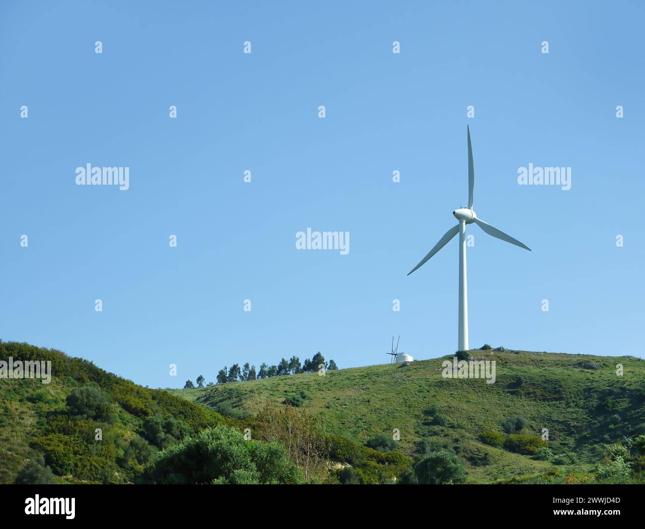 Concept d'énergie éco-énergétique durable. Éolienne moderne sur le sommet d'une colline verte, générant une ferme d'énergie renouvelable propre et sans pollution, Windmill genera Banque D'Images
