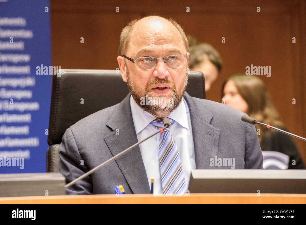 Président du Parlement européen EuroPar, Bruxelles. Le président allemand du Parlement européen, M. Martin Schulz, à son siège, lors de la séance plénière du 24 février 2016. M. Shulz est également membre du Sozialdemokratische Partei Deutschlands ou SPD. Brussel European Parliament, place du Brussel Belgie Copyright : xGuidoxKoppesx Banque D'Images