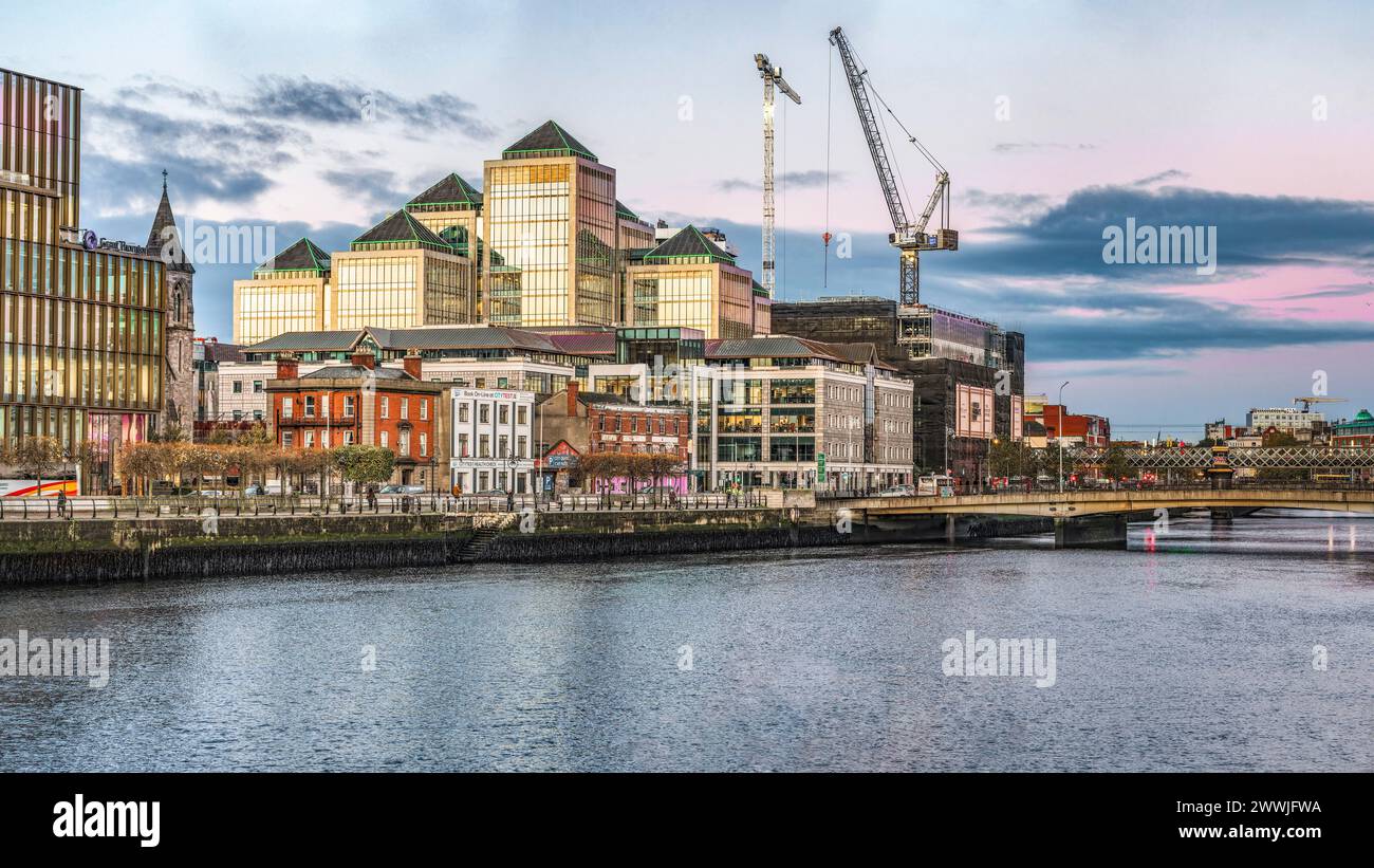 Les bâtiments Ulster Bank Capital Markets (siège social du Groupe Ulster Bank) sont visibles au-dessus de Liffey dans la région des Docklands, à Dublin, en Irlande. Banque D'Images