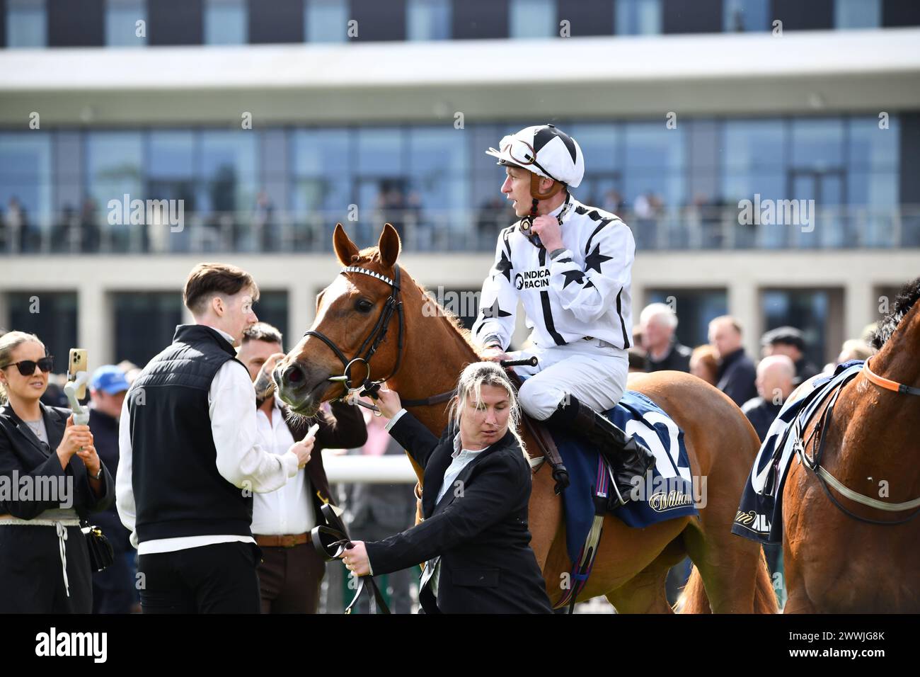 Jockey Sam James et indication de cheval Ember Banque D'Images