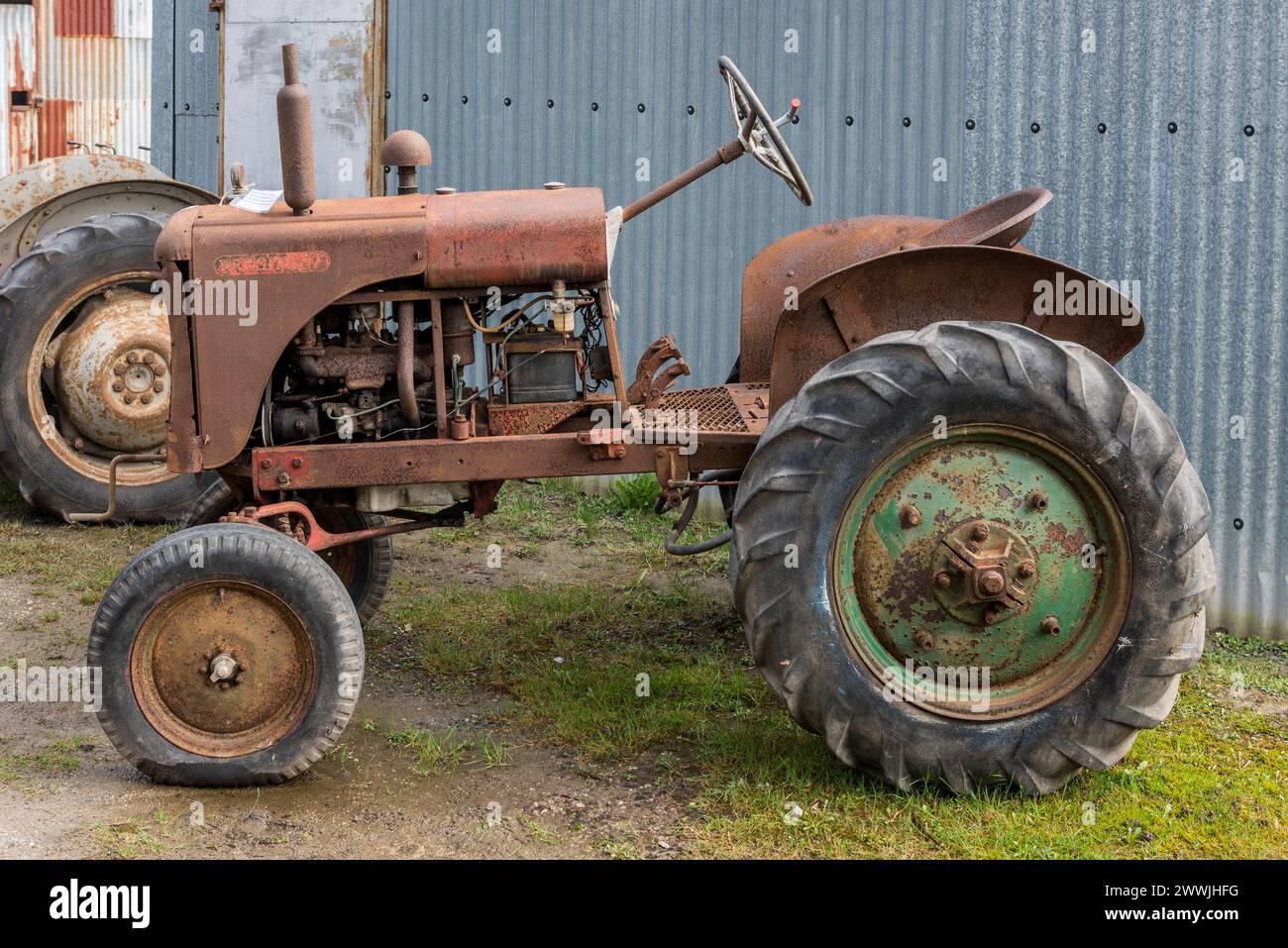 Un tracteur agricole BMB President vintage 1956 à vendre lors d'une vente aux enchères à Presteigne, Powys, Royaume-Uni Banque D'Images