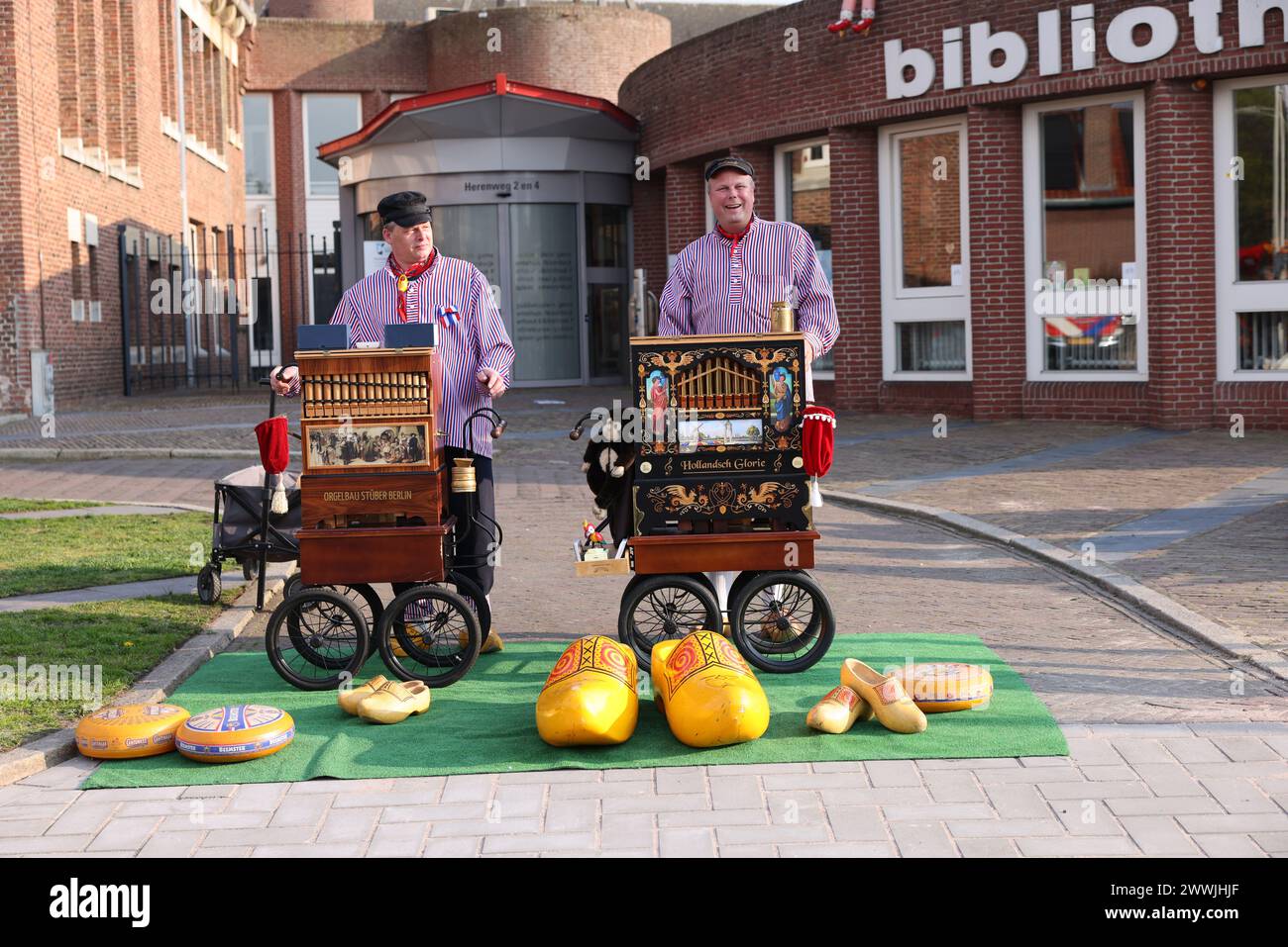 Noordwijkerhout, pays-Bas - 21 avril 2023 : deux hommes jouant d'un orgue tonneau dans une rue d'iNoordwijkerhout. Pays-Bas Banque D'Images